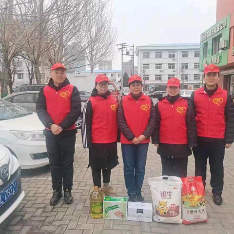 锦州东站敬老帮困 做雷锋精神的传播者