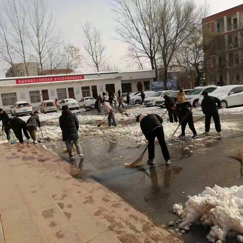 团结一心，扫雪护行——浚县第三高级中学铲雪行动