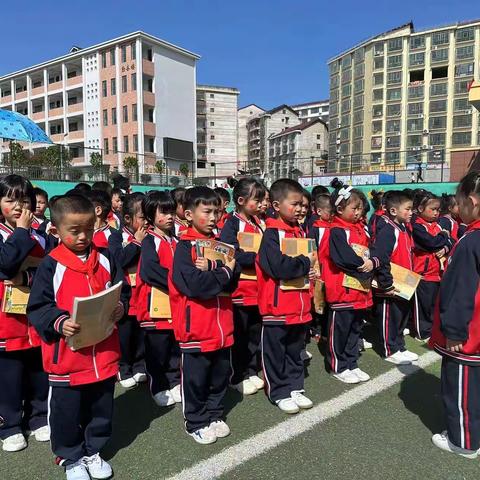 “行有规，学有范”课堂常规展示                     新化铁牛小学一年级四班