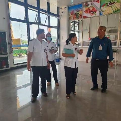 迎督导检查，促规范管理——港口区卫生监督管理局领导莅临防城港市滨海中学检查指导卫生工作