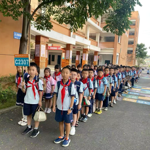 丁香小学2307班秋季护学岗纪实