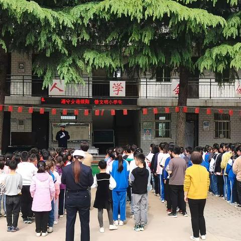 交警宣传进校园，交通安全“驻”心间