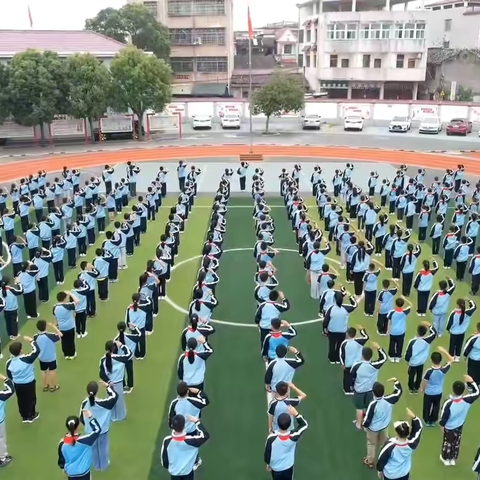 国庆盛典，童心飞扬——横江中心小学