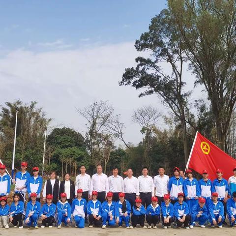 种一颗小树，绿一方净土；                  ——灵山县陆屋中学