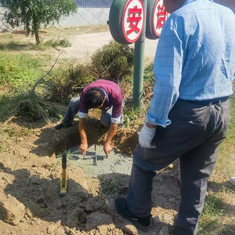 更换太阳能路灯             照亮乡村振兴路 ﻿天上一轮皓月，南屯无数明灯。灯月交辉相映，再无暗夜出行。