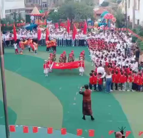 唱响祖国颂歌 舞动莲幼风采