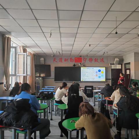 携手共教研，自信展风采