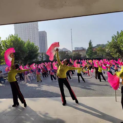 平度市老年体协操舞委员会10月16号在老干部活动中心举办全市区广场舞教练员培训班，培训内容（黄河源头），共有一百多名教练员参加了此次培训，经过一天的培训大家基本掌握了动作要领并切喜欢上了这支广场舞。