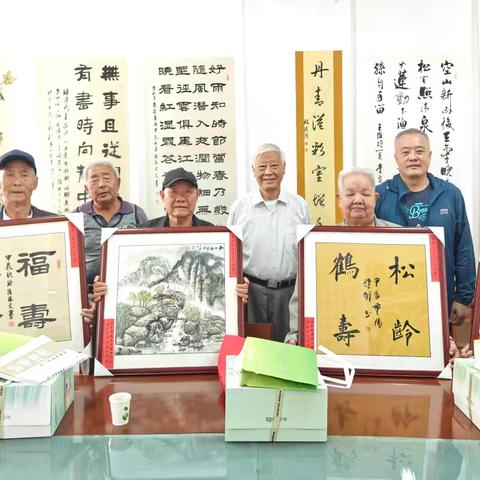 兖矿老年书画研究会敬老月活动为会员祝寿