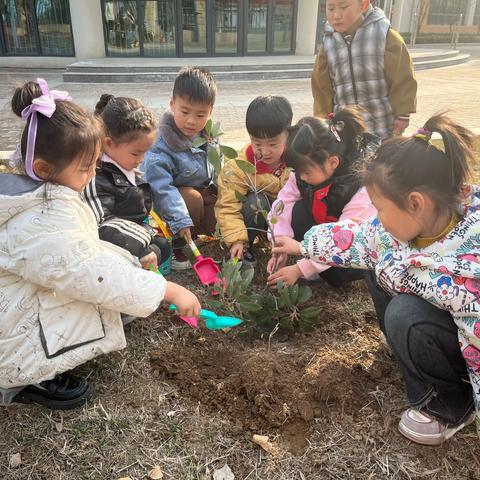 “爱绿护绿”——嘉祥县实验小学附属幼儿园何庙园主题植树节活动