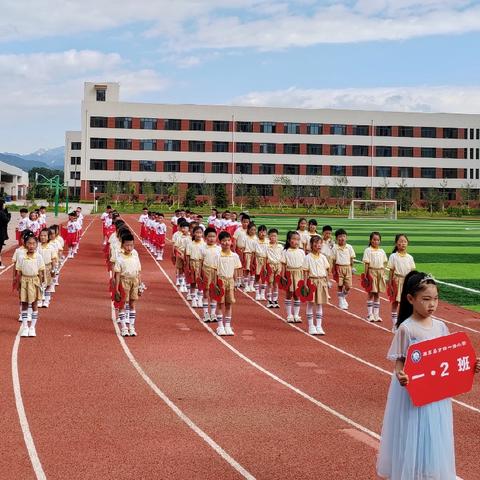 向阳花儿开，朵朵放光彩—产业新城第一小学第一届田径运动会一年级二班纪实