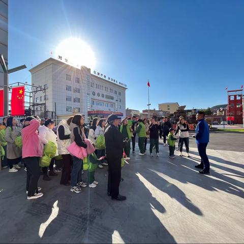 致敬“消防员” 走进消防队——彩虹跨世纪幼儿园耶鲁班参观消防队活动