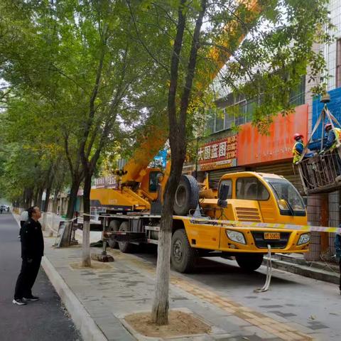 拆除破损门头牌匾 助力城市焕颜提质