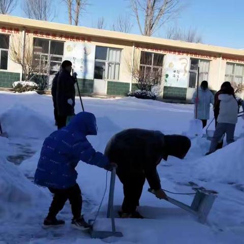 扫雪除冰齐上阵 校园安全便捷行——河间市北石槽学区齐会小学扫雪除冰行动