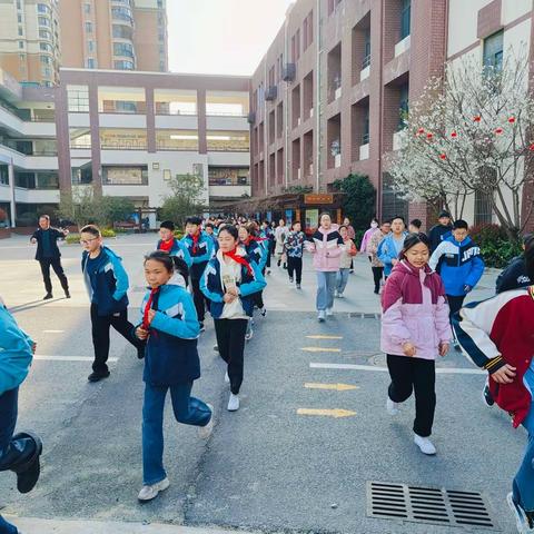 合肥市郎溪路小学举行火灾疏散逃生演练 提升安全意识与自救能力