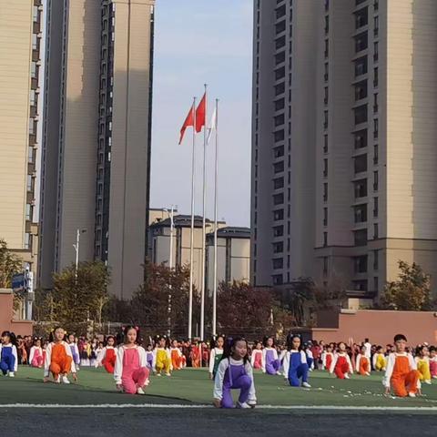 金秋十月，丹桂飘香，在这充满浪漫色彩的秋日里，培文小学迎来了期待已久的运动会开幕式!超然的开场，激情澎湃，活力四射！