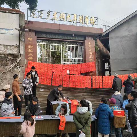 墨香传情，迎春送福 ——富顺县龙万乡龙硐九年制学校开展2025年迎春写送春联活动