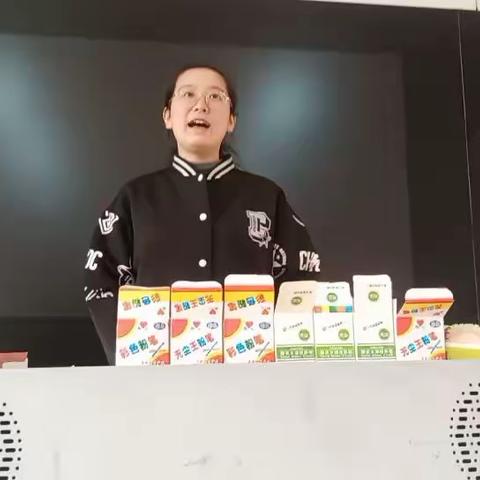 220530204袁苗苗《自我介绍》