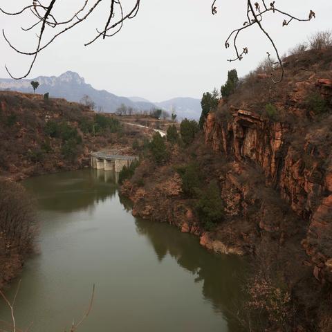 伏羲山大峡谷融雪瀑布