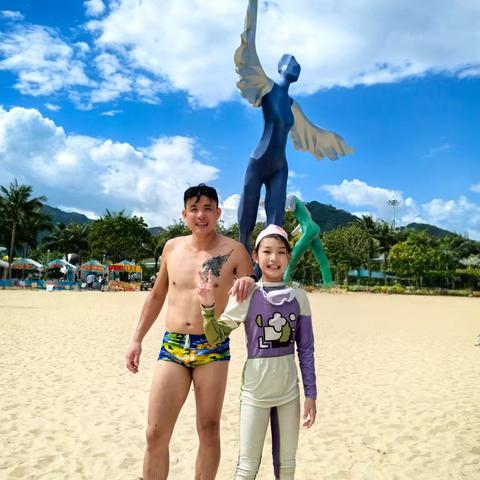 2025深圳梅沙湾海滩游泳的父女俩