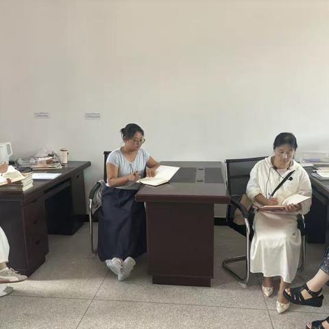 青蓝携手深耕教研 聚力赋能共促成长 ——万年县第一小学总校英语组9月7日教研活动纪实