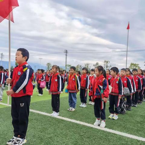 离开课堂，走出校园，体会实践的乐趣——碧山小学二年级二班戴舒艺秋游活动。