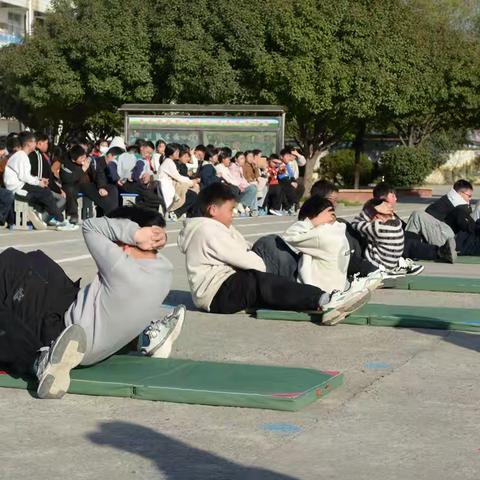 活力赛场展风采， 仰卧起坐竞拼搏 ——育红小学举行高年级仰卧起坐比赛