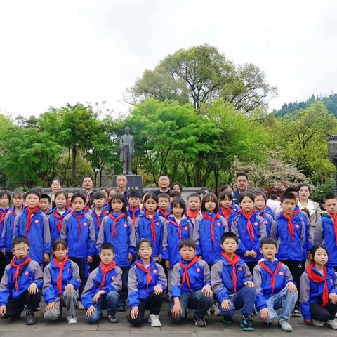 “清明祭英烈 共铸中华魂”         ——龙潭镇龙东小学清明祭扫活动