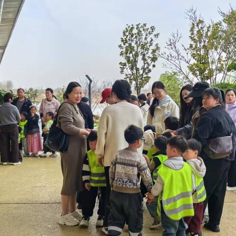 放飞梦想 童年 “筝”好--新野县春晖幼儿园第二届风筝文化节盛启春日华章