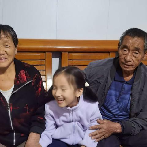 “九九重阳节 浓浓敬老情”——博奥学校一年级四班重阳节活动（副本）
