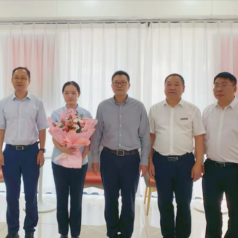 文卫华行长助理赴商洛迎宾支行开展“客服经理关爱日”活动