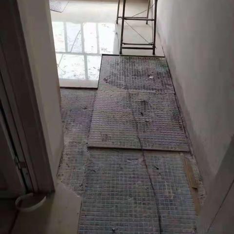 家里瓷砖起拱起翘怎么办？