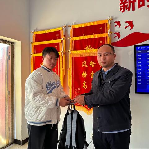 拾金不昧，助人为乐