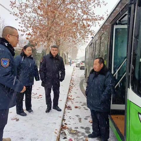 大雪纷飞 坚守岗位 保障市民出行