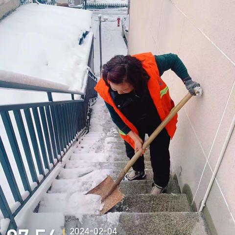 下雪是景，除雪是令！胜利便民劳务有限公司全体工人为全市人民的“方便之所”保驾护航！