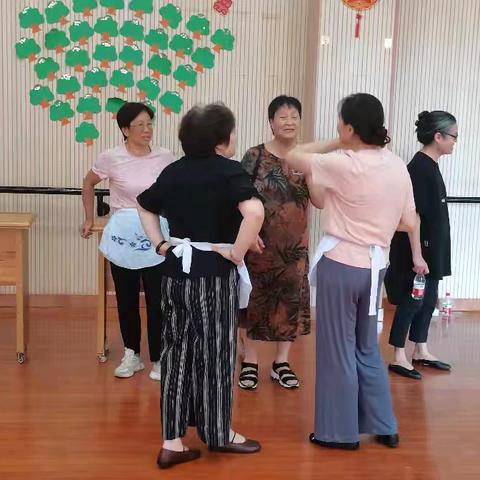 江北区退教领导对《慈孝一家人》演出老师的探望与指导
