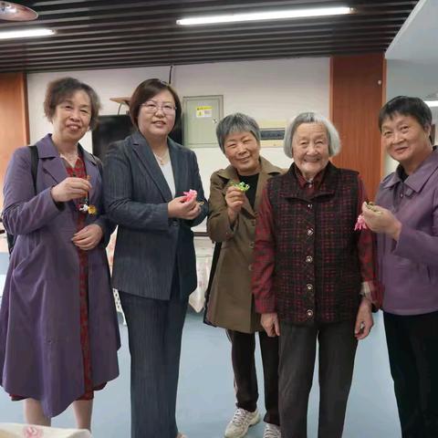 金秋佳节 慰问高龄老教师