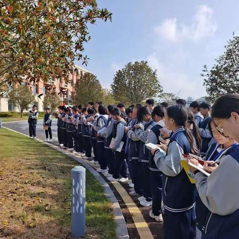 在明媚的阳光下，陈老师带领我们去学校里的红育园，参观并教学，让我们更加了解革命烈士方志敏爷爷的一生