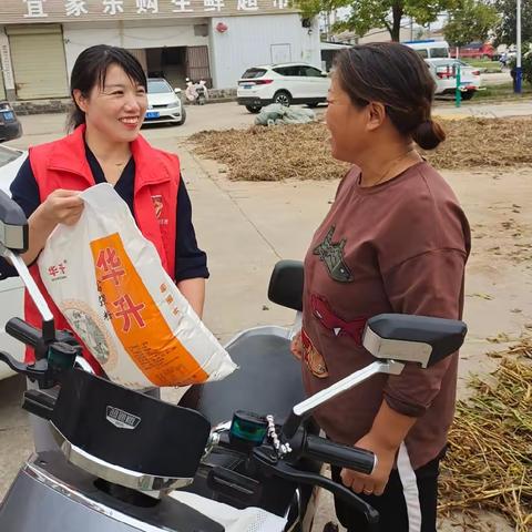 【新时代文明实践 铜山在行动】中秋、国庆“双节 ”暖心走访慰问活动——棠张镇学庄村