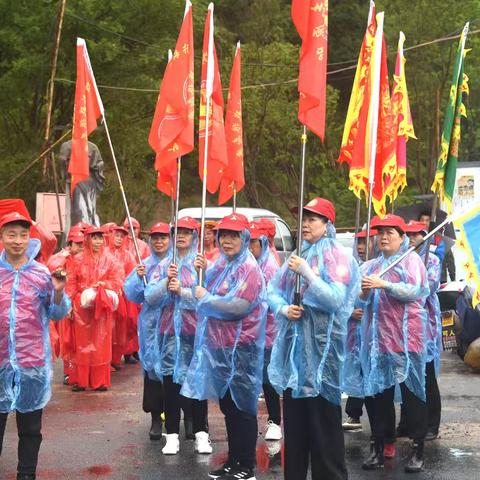 20240618岩下寺等居士特邀请专业越剧团来张家村文化礼堂演出，战狼志愿服务队参加迎接助力关爱老人等服务活动