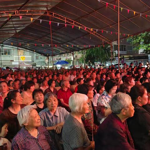 20250608岩下寺等居士特邀请专业越剧团来张家渡村文化礼堂演出，战狼志愿服务队参加迎接助力关爱老人等服务活动02