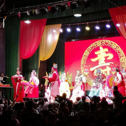 20250608岩下寺等居士特邀请专业越剧团来张家渡村文化礼堂演出，战狼志愿服务队参加迎接助力关爱老人等服务活动01