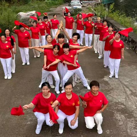 20251001战狼志愿服务队迎国庆唱国歌升国旗活动