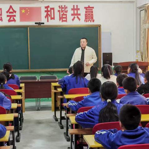 字如其人表，志当存高远，区区总关情。 ——记丹东字志区书画院孙哲老师青椅山逸夫学校小学部爱心支教