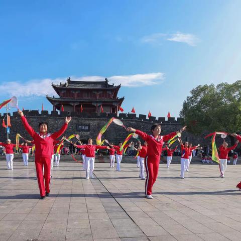 “柔”约古城，“镜”展风采 襄阳市老年大学健身系柔力球专业联合摄影系开展第二课堂活动