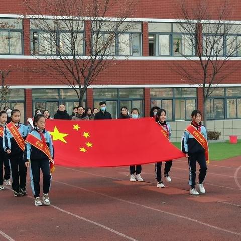 全环境立德树人||逸夫小学西昌路校区“向新年献礼，做时间主人”主题升旗仪式