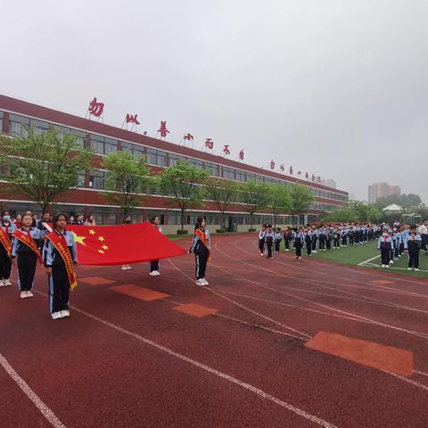 全环境立德树人//“安全童行，快乐成长”——枣庄逸夫小学西昌路校区五年级三班升旗仪式