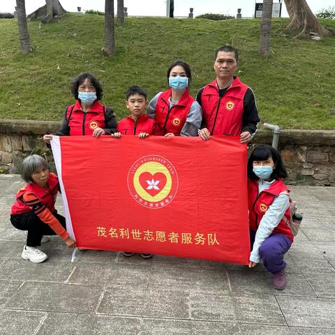 共扫护河路，环境展新颜