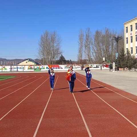 第四周索伦小学“全国中小学安全教育日”主题教育升旗仪式           五(4)中队组织