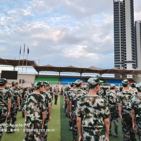 迷彩青春，奏响军训激昂乐章——2517班军训第四天